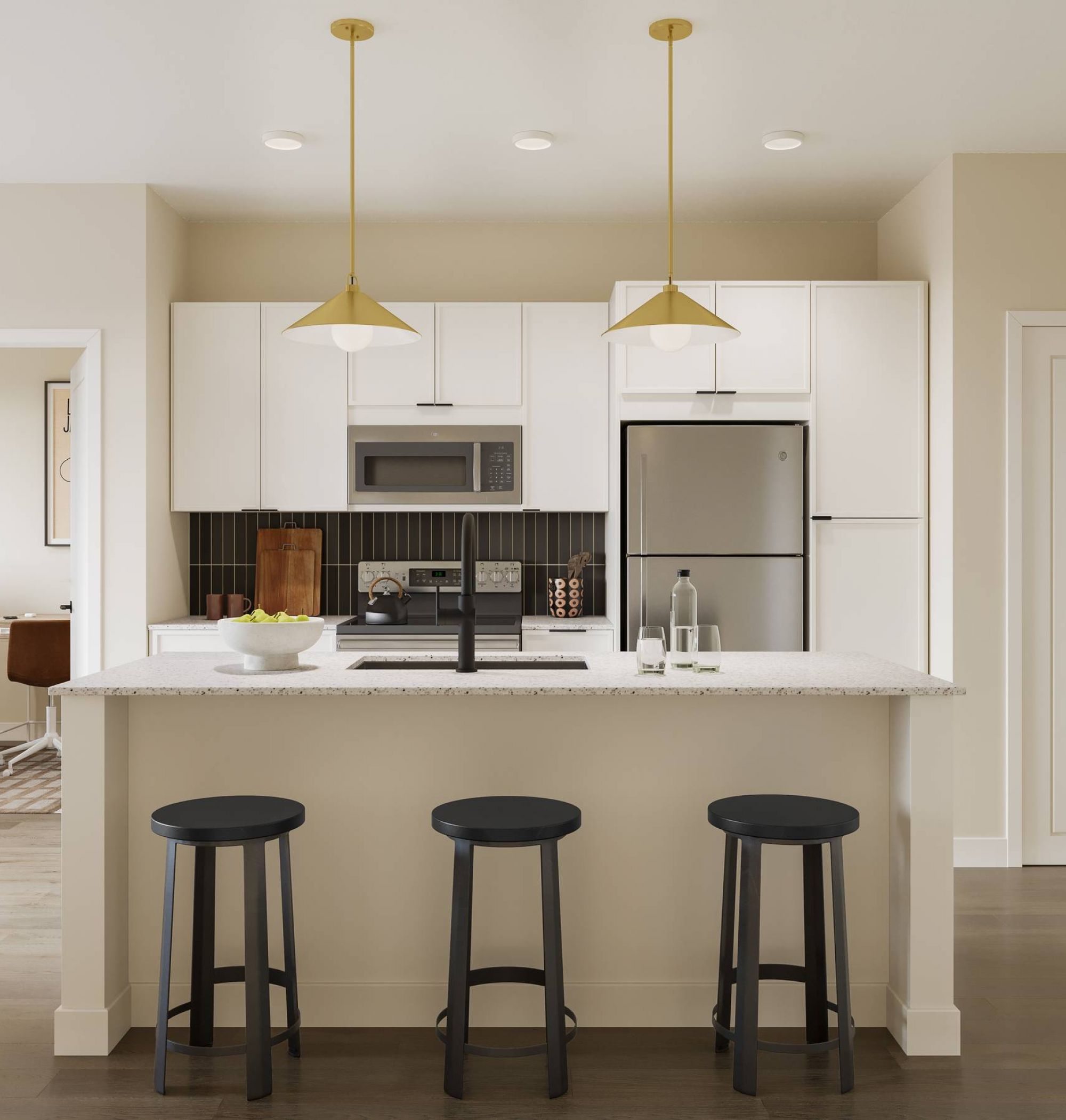 Cocina moderna con armarios blancos, isla con tres taburetes, electrodomésticos de acero inoxidable y lámparas colgantes.